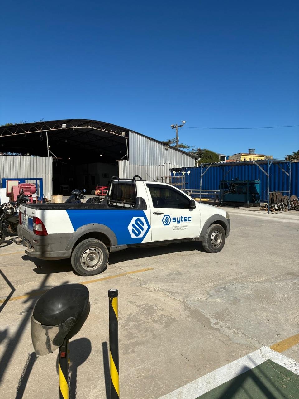 Picape da Sytec no pátio da base em Macaé