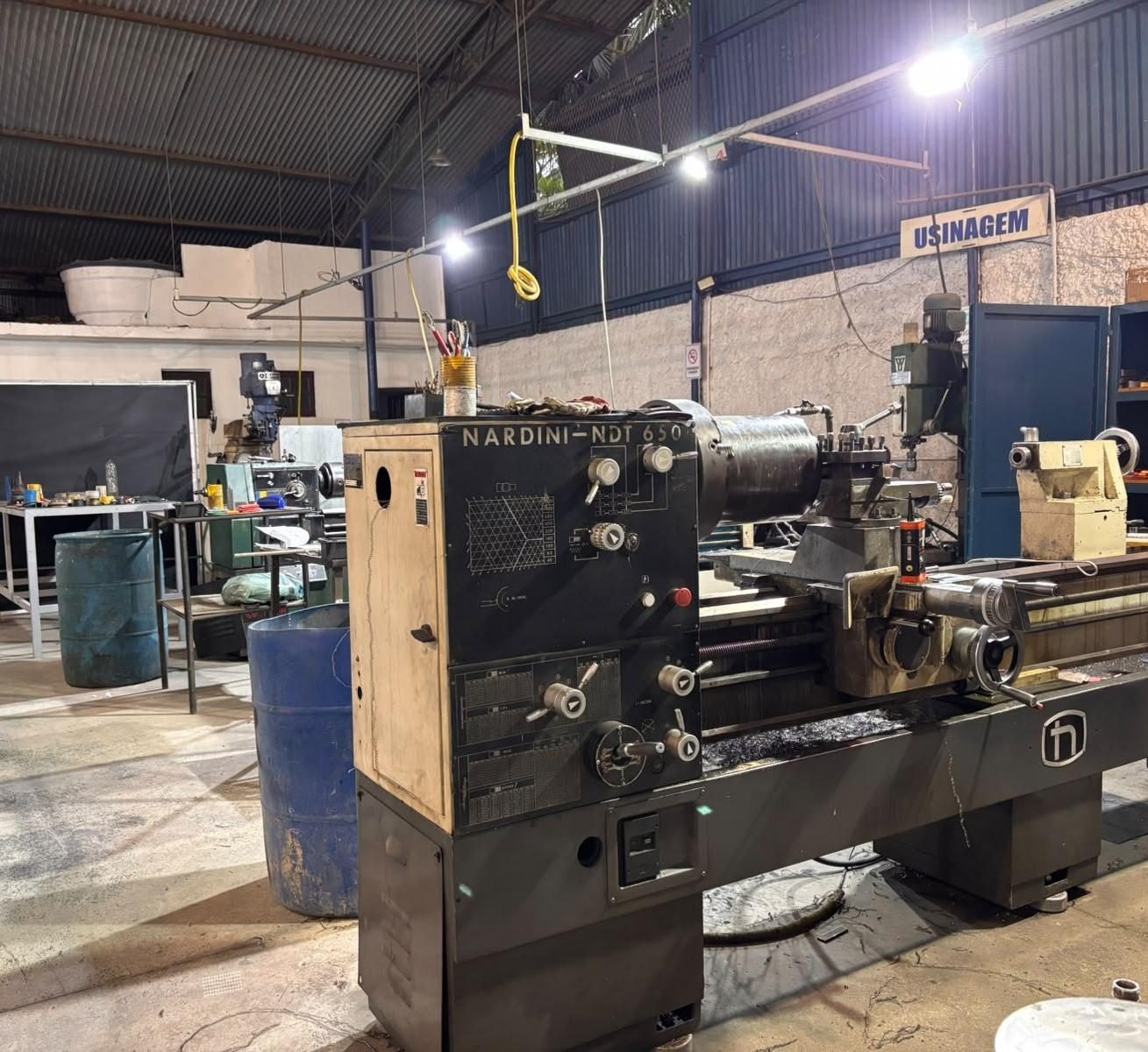 Torno mecânico de grande porte na oficina da Sytec
